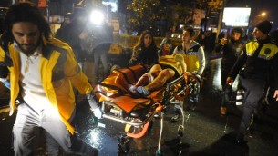 مسعفون يحملون امرأة مصابة في ساحة هجوم اطلاق نار في نادي ليلي في اسطنبول، 1 يناير 2017 (AFP/ IHLAS NEWS AGENCY)