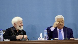 رئيس السلطة الفلسطينية محمود عباس وناشط السلام الإسرائيلي اوري افنيري في مقر السلطة الفلسطينية في رام الله، 5 يناير 2017 (Dov Lieber/Times of Israel)