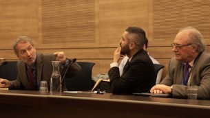 دافيد هوروفيتس (يسار)، محرر موقع تايمز أوف اسرائيل، يخاطب جلسة للجنة مراقب الدولة في الكنيست للتعامل مع الاحتيال بالخيارات الثنائية، 2 يناير 2016 (Luke Tress/ Times of Israel)