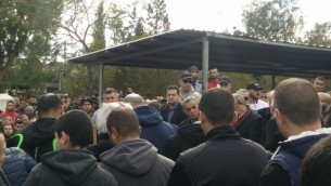 رئيس القائمة العربية المشتركة ايمن عودة مع اعضاء كنيست اخرين من القائمة يشاركون في تشييع جثمان ليان ناصر (19 عاما) المنحدرة من بلدة الطيرة، والتي قُتلت في اعتداء بنادي ليلي في اسطنبول، 3 يناير 2017 (Joint List spokesperson)