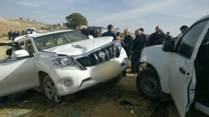 عناصر من الشرطة يقفون إلى جانب المركبة التي اصطدمت بشرطيين في قرية أم الحيران في النقب، 18 يناير، 2017. (Israel police) 