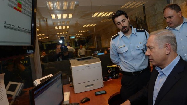 رئيس الوزراء بينيامين نتنياهو خلال جولة في مقر الشرطة في القدس في المسكوبية، 7 أكتوبر، 2015. (GPO) 