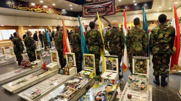 قوات حزب الله في مقبرة الشهداء بالضاحية الجنوبية في بيروت، 12 فبراير 2017 (AFP/ ANWAR AMRO)