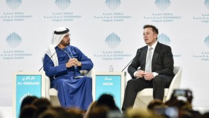 المدير التنفيذي لشركة سبايس ايكس ايلون ماسك و الوزير الاماراتي محمد القرقاوي خلال القمة العالمية للحكومات في دبي، 12 فبراير 2017 (AFP/Stringer)