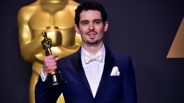 داميين شازيل، مخرج فيلم ’لا لا لاند’ بعد فوزه بجائزة افضل مخرج خلال حفل توزيع جوائز الأوسكار في هوليوود كليفورنيا، 26 فبراير 2017 (FREDERIC J. BROWN / AFP)