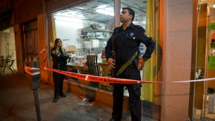 عناصر الشرطة امام حانوت خياطة حيث قام معتدي فلسطيني باطلاق النار على حافلة في بيتاح تيكفا، 9 فبراير 2017 (Flash90)