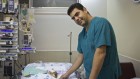 د. حاغي ديكل، جراح قلب إسرائيلي في مركز وولفسون الطبي في حولون، يقف إلى جانب سرير يعقوب، طفل يبلغ من العمر سنتين وتم إنقاذ حياته في إسرائيل، 23 فبراير، 2017. (Dov Lieber/Times of Israel) 