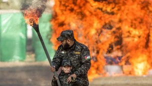 عناصر في القوات المسلحة التابعة لحركة حماس خلال حفل تخريج في مدينة غزة، 22 يناير، 2017. (AFP PHOTO / MAHMUD HAMS)