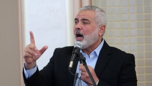 رئيس وزراء حماس السابق في قطاع غزة اسماعيل هنية خلال افتتاح مسجد جديد في رفح، جنوب القطاع، 24 فبراير 2017 (AFP PHOTO / SAID KHATIB)
