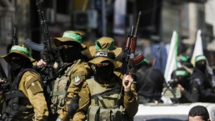 عناصر من الجناح العسكري لحركة حماس يشاركون في جنازة القيادي في حماس، مازن فقهاء، في مدينة غزة، 25 مارس، 2017. (AFP/Mahmud Hams) 