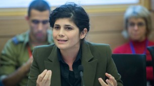 عضو الكنيست من الليكود شارين هاسكل خلال جلسة للجنة الضحة في الكنيست حول اصلاح لتسهيل الحصول على القنب الطبي، 9 يناير 2017 (Yonatan Sindel/FLASH90)