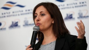 وزيرة المساواة الاجتماعية غيلا غملئيل (ليكود) خلال اجتماع لاعضاء حزب الليكود في مدينة ايلات الجنوبية، 27 يناير 2017 (Noam Revkin Fenton/Flash90)
