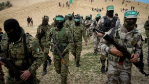 عناصر من كتائب عز الدين القسام، الجناح العسكري لحركة حماس، يشاركون في حفل تأبين في مينة رفح في اقطاع غزة، 31 يناير، 2017 (Abed Rahim Khatib/Flash90) 