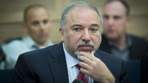 وزير الدفاع أفيغدور ليبرمان، المولود في مولدوفا،  يشارك في جلسة للجنة الكنيست للشؤون الخارجية والدفاع في القدس، 6 مارس، 2017. (Yonatan Sindel/Flash90) 