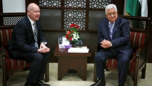 رئيس السلطة الفلسطينية محمود عباس (من اليمين) يلتقي بجيسون غرينبلات، مبعثو الرئيس الأمريكي دونالد ترامب الخاص للمحادثات الدولية، في مدينة رام الله في الضفة الغربية، 14 مارس، 2017. (Flash90) 