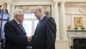 رئيس السلطة الفلسطينية محمود عباس ورئيس الوزراء بنيامين نتنياهو في مؤتمر سلام في واشنطن، 2 سبتمبر 2010 (Jason Reed-Pool/Getty Images via JTA, File)