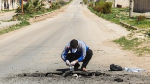 رجل سوري يجمع عينات من موقع هجوم كيميائي مشتبه في بلدة خان شيخون السورية، 5 ابريل 2017 (AFP/Omar Haj Kadour)