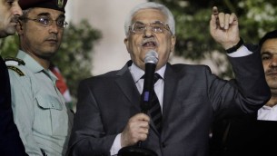 رئيس السلطة الفلسطينية محمود عباس خلال حفل بمناسبة اطلاق سراح اسرى فلسطينيين ، 30 اكتوبر 2013 (Issam Rimawi/Flash90)