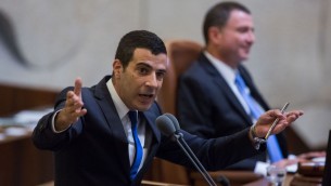 عضو الكنيست شارون غال يخاطب البرلمان الإسرائيلي خلال جلسة حول مشروع قانون "الاعدام للارهابيين"، 15 يوليو 2015 (Yonatan Sindel/Flash90