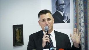 الوزير السابق من حزب الليكود جدعون ساعر خلال مؤتمر صحفي للاعلان عن عودته الى السياسة في عكا، 3 ابريل 2017 (Meir Vaaknin/Flash90)