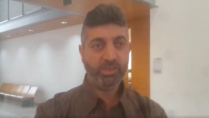 محمد عابد، الذي حُكم عليه بالسجن 7.5 سنوات لمساعدته توصيل معلومات لاسرى امنيين من حركة حماس، في المحكمة، 27 ابريل 2017 (screenshot: Channel 2)