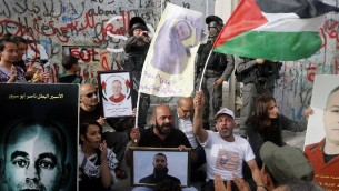 فلسطينيون يتظاهرون دعما للاسرى الفلسطينيين المضربين عن الطعام بجوار الجدار الامني في مدينة بيت لحم في الضفة الغربية، 26 ابريل 2017 (AFP Photo/Musa Al Shaer)