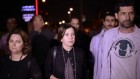 رئيسة حزب "ميرتس" زهافا غلئون والنائبة في الكنيست ميخال روزين تشاركان في المراسم التذكارية لضحايا الصراع الإسرائيلي-الفلسطيني في تل أبيب، 30 أبريل، 20017، في اليوم الذي تحيي فيه إسرائيل يوم ذكرى القتلى من جنودها والمدنيين ضحايا الهجمات. (Tomer Neuberg/Flash90) 