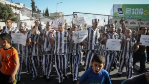 فلسطينيون يشاركون في تظاهرة تضامنا مع الأسرى الفلسطينيين المضربين عن الطعام في السجون الإسرائيلية، في الضفة الغربية في بيت لحم، 4 مايو، 2017. (Flash90) 