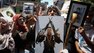 الفلسطينيون يحتفلون بعد إنتهاء إضراب الأسرى الفلسطينيين عن الطعام احتجاجا على ظروفهم في السجون الإسرائيلية، في مدينة رام الله في الضفة الغربية، 27 مايو، 2017. (Flash90) 