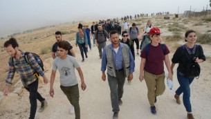 يهود من انحاء العالم، برفقة اسرائيليين وفلسطينيين يتجهون نحو مخيم "صمود" في تلال الخليل الجنوبية، 19 مايو 2017 (Gili Getz)
