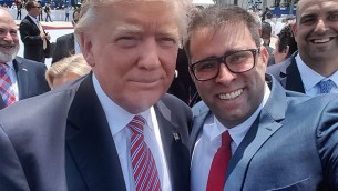 الرئيس ترامب يتصور صورة "سلفي" مع عضو الكنيست الإسرائيلي اورن حزان في مطار بن غوريون، 22 مايو 2017 (Oren Hazan)