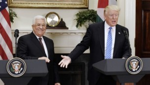 الرئيس دونالد ترامب يدلي ببيان مشترك مع رئيس السلطة الفلسطينية محمود عباس في غرفة روزفيلت في البيت الأبيض، 3 مايو، 2017. (Olivier Douliery-Pool/Getty Images via JTA)