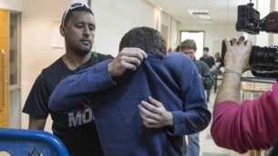 مراهق إسرائيلي أمريكي، متهم بتهديد القنابل في الولايات المتحدة وأماكن أخرى، في قاعة محكمة في ريشون لتسيون في 23 مارس 2017. (Flash90)