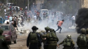 اشتباكات بين قوات الامن الإسرائيلية ومتظاهرين فلسطينيين خلال مظاهرة دعم للأسرى الفلسطينيين، بالقرب من نابلس، 26 مايو 2017 (Jaafar Ashtiyeh/AFP)