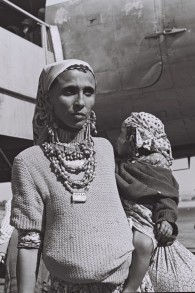 ام يمنية وطفلها، 1950 (Fritz Cohen/GPO)