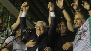 محمود عباس يحتفل بإطلاق سراح أسرى فلسطينيين في إطار مفاوضات السلام الإسرائيلية-الفلسطينية في أغسطس 2013. (Issam Rimawi/Flash90) 