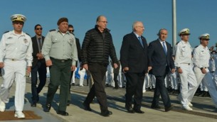 رئيس أركان الجيش الإسرائيلي غادي إيسنكوت، وزير الدفاع موشيه يعلون، الرئيس روفن ريفلين، ورئيس الوزراء بنيامين نتانياهو في مراسم الترحيب للغواصة الجديدة "رحاف" في القاعدة البحرية الإسرائيلية في حيفا، في 12 يناير 2016. (Kobi Gideon/GPO). 