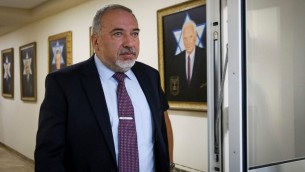 وزير الدفاع افيغادور ليبرمان يصل جلسة الحكومة الاسبوعية في مكتب رئيس الوزراء في القدس، 25 يونيو 2017 (Marc Israel Sellem/Pool/Flash90)