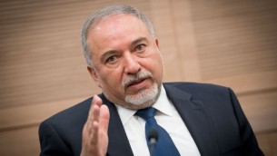 وزير الدفاع افيغادور ليبرمان خلال لقاء للجنة الشؤون الخارجية والدفاع في الكنيست، 26 يونيو 2017 (Yonatan Sindel/Flash90)