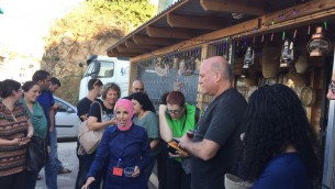 مرشدة ليالي رمضان شيرين محاجنة في سوق أم الفحم في 22 يونيو 2017. (Amanda Borschel-Dan/Times of Israel) 