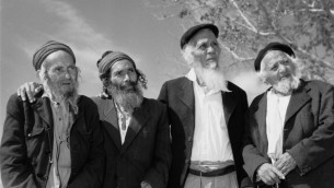 مجموعة رجال يمنيين في بلدة اسرائيلية للمسنين، 1963 (courtesy)