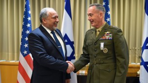 وزير الدفاع افيغادور ليبرمان يصافح رئيس هيئة اركان الجيش الامريكي جوشيف دنفورد في مقر وزارة الدفاع في تل ابيب ، 9 مايو 2017 (Ariel Hermoni/Defense Ministry)