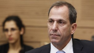 البروفيسور شموئيل هاوزر رئيس هيئة الأوراق المالية الإسرائيلية، في الجنة المالية في الكنيست. (Miriam Alster/Flash90). 