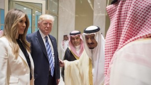 الرئيس الامريكي دونالد ترامب والسيدة الاولى ميلانيا ترامب مع العاهل السعودي الملك سلمان بن عبد العزيز ال سعود في الرياض، 21 مايو 2017 (Bandar Algaloud/Saudi Royal Council/Anadolu Agency/Getty Images)