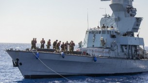 جنود اسرائيليون على متن سفينة حربية من طراز "ساعار 5" خلال تدريب عسكري في البحر المتوسط، 4 ابريل 2017 (AFP PHOTO / JACK GUEZ)