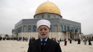 مفتي القدس محمد حسين أمام قبة الصخرة في الحرم القدسي في مدينة القدس القديمة. (Ahmad Gharabli/AFP)
