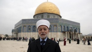 صورة من الارشيف التقطت في 6 نوفمبر 2015، تظهر مفتي القدس محمد حسين أمام قبة الصخرة في الحرم القدسي (Ahmad Gharabli/AFP)