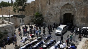 المصلون المسلمون يصلون خارج بوابة الأسباط في القدس القديمة احتجاجا على وضع بوابات الكترونية عند مداخل الحرم القدسي في 17 يوليو / تموز 2017. (AFP Photo/Ahmad Gharabli)