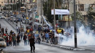 اشتباك المتظاهرون الفلسطينيون مع قوات الأمن الإسرائيلية في مدينة بيت لحم بالضفة الغربية في 19 يوليو / تموز 2017 بعد مظاهرة ضد إجراءات أمنية إسرائيلية جديدة في الحرم القدسي. (AFP/Musa Al Shaer)