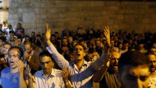 مصلون مسلمون فلسطينيون يصلون أمام باب الأسباط، المدخل الرئيسي إلى المسجد الأقصى في الحرم القدسي في البلدة القديمة لمدينة القدس، 20 يوليو، 2017. (AFP PHOTO / AHMAD GHARABLI) 